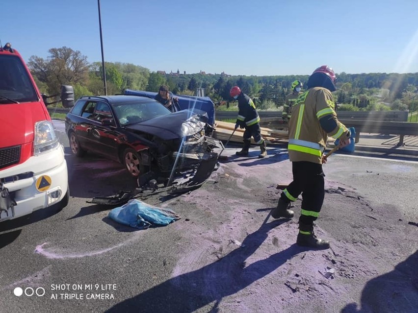 1,5 godziny trwała akcja ratunkowa po kolizji na moście...