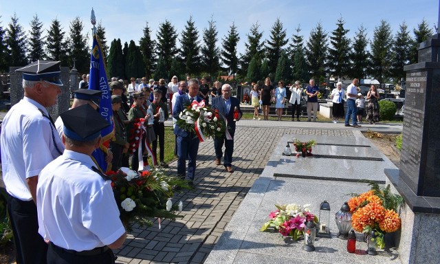 Burmistrz Miasta i Gminy Opatowiec Sławomir Kowalczyk i Przewodniczący Rady Miejskiej w Opatowcu Henryk Kryca składają wieniec przed mogiłą.