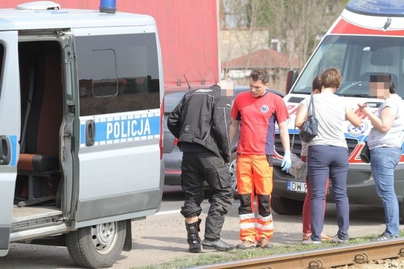 Wypadek na Kosmonautów. Motocykl wjechał w volkswagena (ZDJĘCIA)