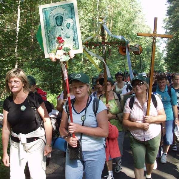 Trasa pierwszego dnia ich pielgrzymki biegnie przez Suchy Bór, Kosorowice do Kamienia Śląskiego.