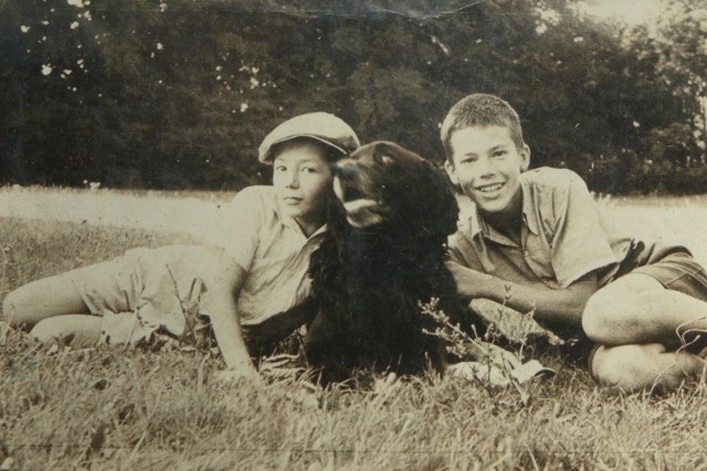 Bracia Antoni i Zbigniew (z prawej) Cybulscy ze swoim psem, rok 1940.