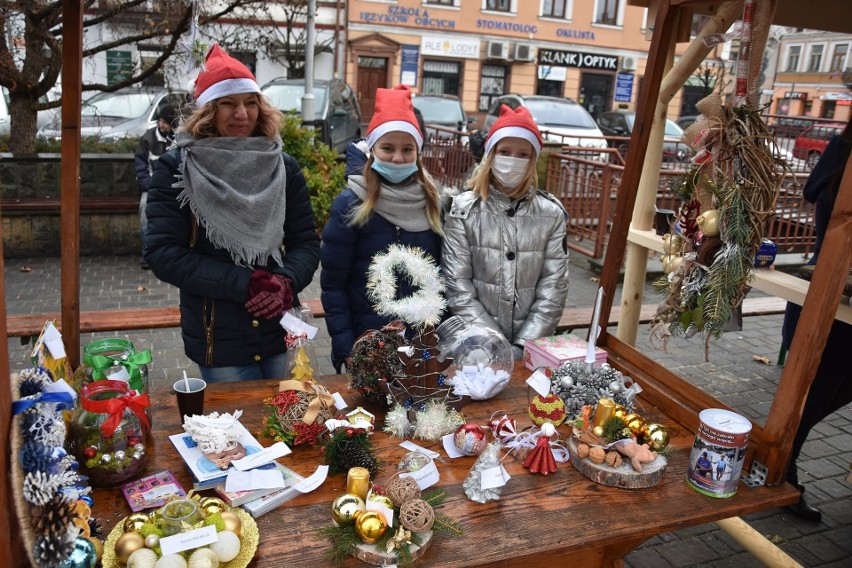 Bardzo udany jarmark świąteczny w Chmielniku. Setki pamiątkowych zdjęć z Mikołajem w saniach. Zobaczcie                         