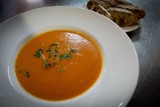 Te błędy popełniamy przy gotowaniu zupy pomidorowej. Przez to pomidorówka traci tradycyjny smak