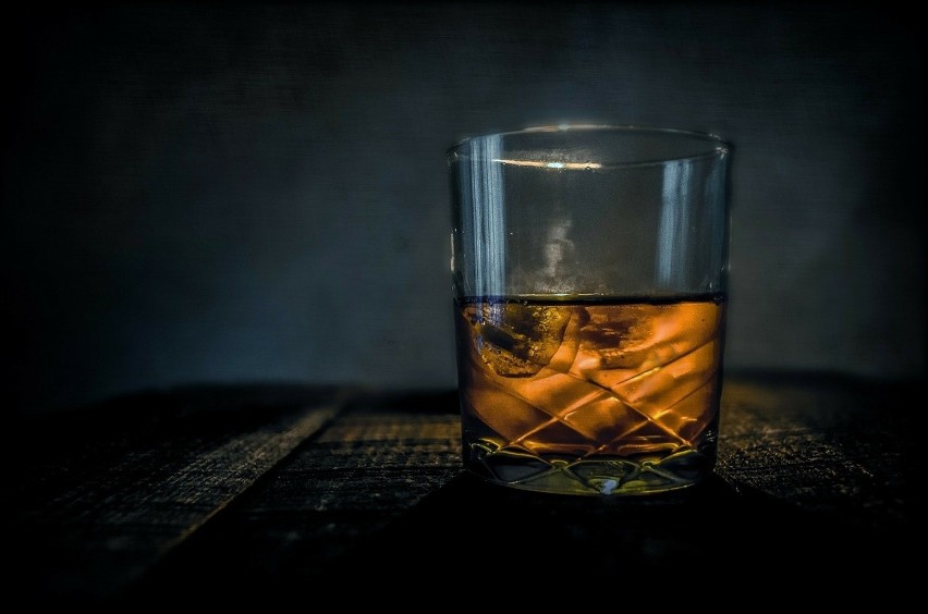 Whisky to długo dojrzewający w drewnianych beczkach trunek,...