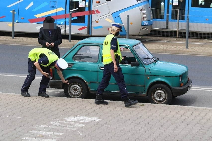 Wysłużony maluch "wpadł" w centrum Wrocławia 