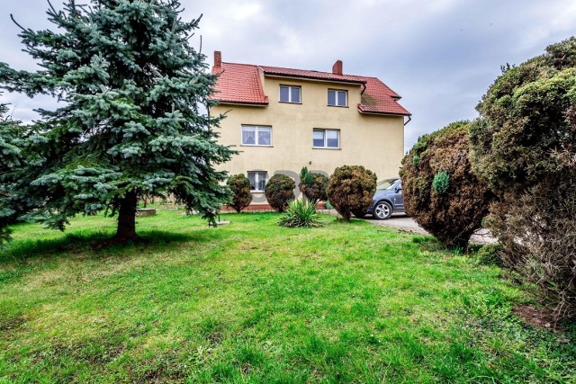 Czasem atutem starego domu może być to, że obok jest miejsce na wybudowanie nowego, a czasem zabudowania gospodarcze, które mieszczuchowi pozwolą zmienić się w gospodarza.Można zdecydować się na dom z wbudowaną kawalerką pod wynajem albo kupić rezydencję w wielkim parku wycenianą na kilkanaście milionów złotych.Prezentujemy ciekawe oferty zamieszczone w serwisie Gratka.pl.Zobacz na kolejnych slajdach domy do sprzedaży pod Wrocławiem - posługuj się myszką, klawiszami strzałek na klawiaturze lub gestami