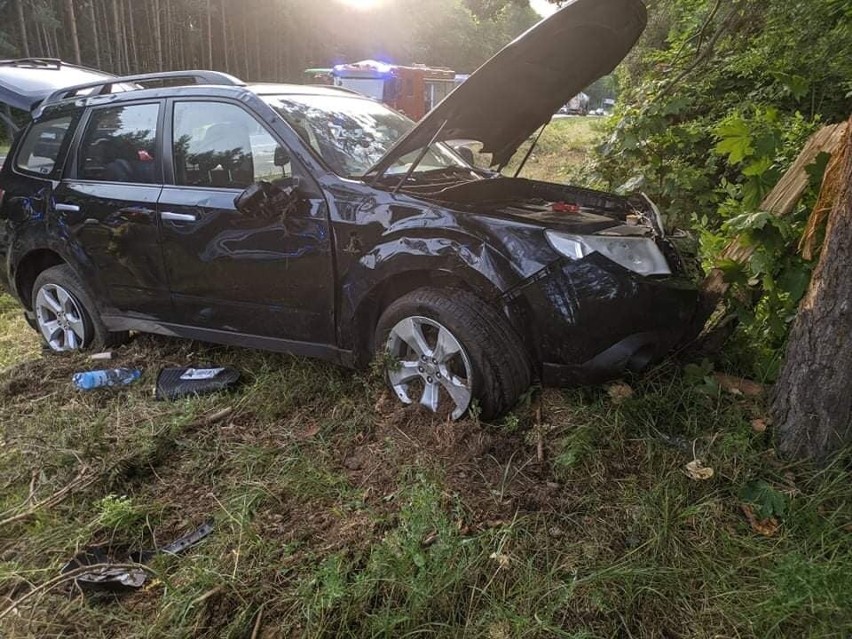 Wypadek na DK 65 na trasie Białystok - Knyszyn. Subaru dachowało i uderzyło w drzewo. Kierowca trafił do szpitala [ZDJĘCIA]