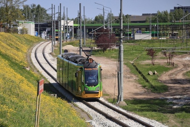 Do sprawy wężykowania tramwajów, czyli sytuacji, w której poszczególne koła tramwaju, zamiast jechać prosto, bujają się na boki, wrócił twórca profilu Poznański Trójkąt Bermudzki.