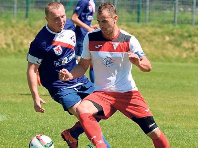 Iskra Białogard (na niebiesko) z IV ligą pożegnała się w zeszłym sezonie przegranym 1:2 meczem z Kluczevią Stargard. Czy w nadchodzących rozgrywkach sezon będzie bardziej udany?