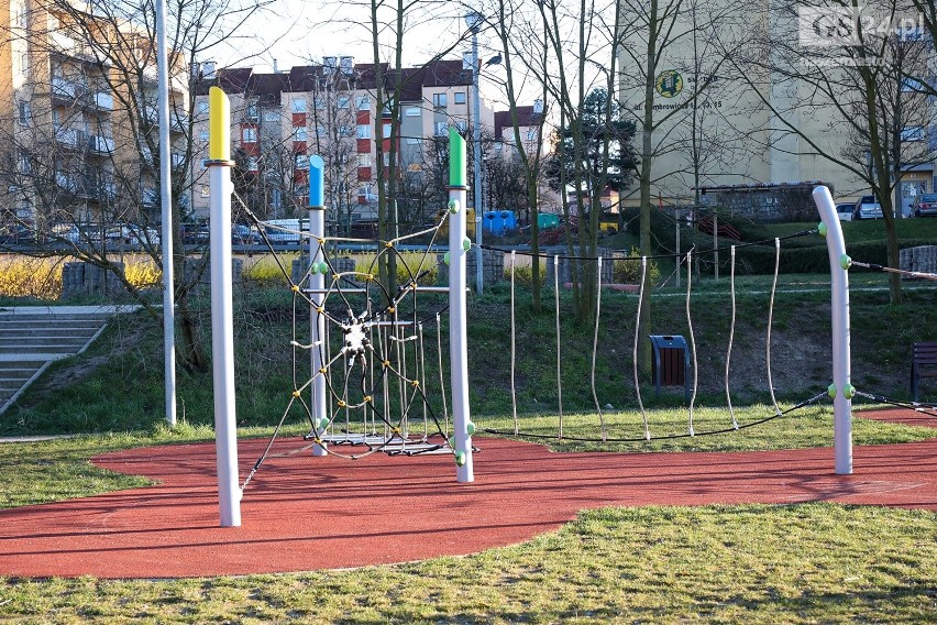 Szczecin wygląda jak opustoszały. Puste bulwary i place zabaw