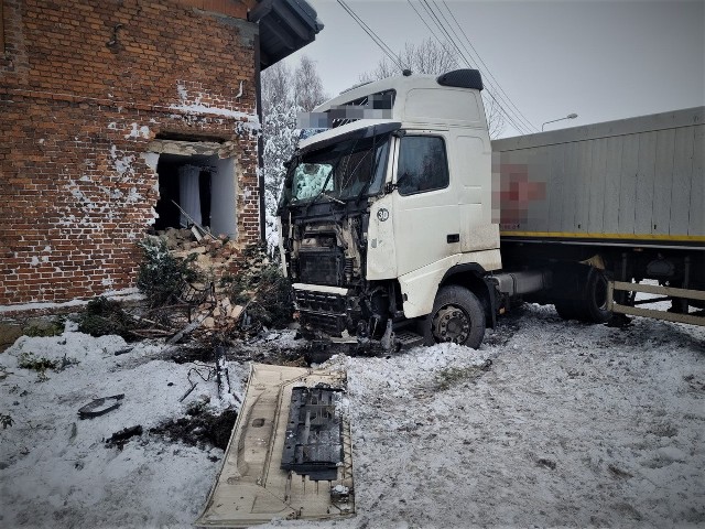 Samochód ciężarowy wbił się w budynek mieszkalny.