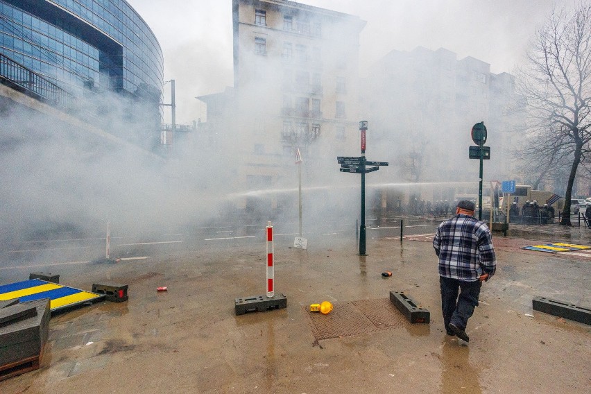 W Brukseli doszło do ostrych starć policji z protestującymi...