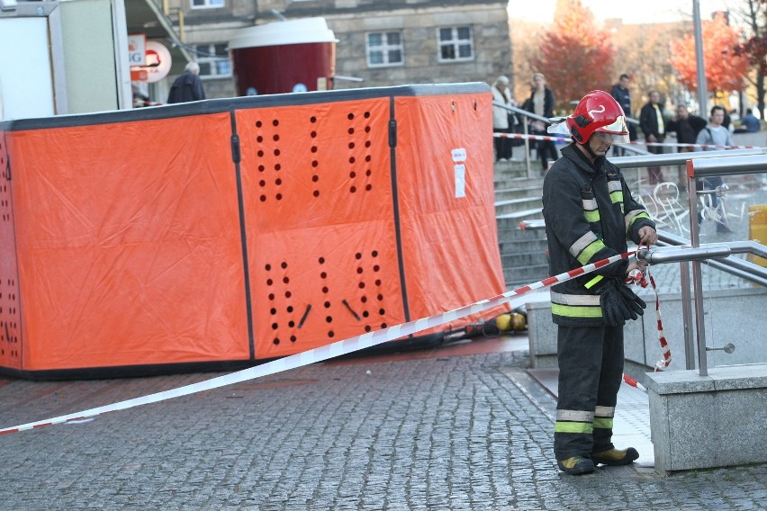 Wrocław, samobójca chce skoczyć z okna budynku na placu...