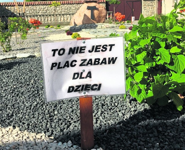 W ogrodzie przy klasztorze pojawiła się tabliczka, że dzieci nie powinny się tutaj bawić.