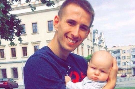 Pochodzący z Kielc badmintonista - olimpijczyk Adrian Dziółko -  ze swoim synem Kacprem, który ma cztery miesiące.