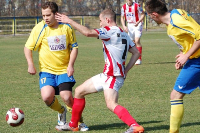 Piłkarze Pogoni Leżajsk (żółte koszulki) trenowali jeszcze bez nowego trenera.