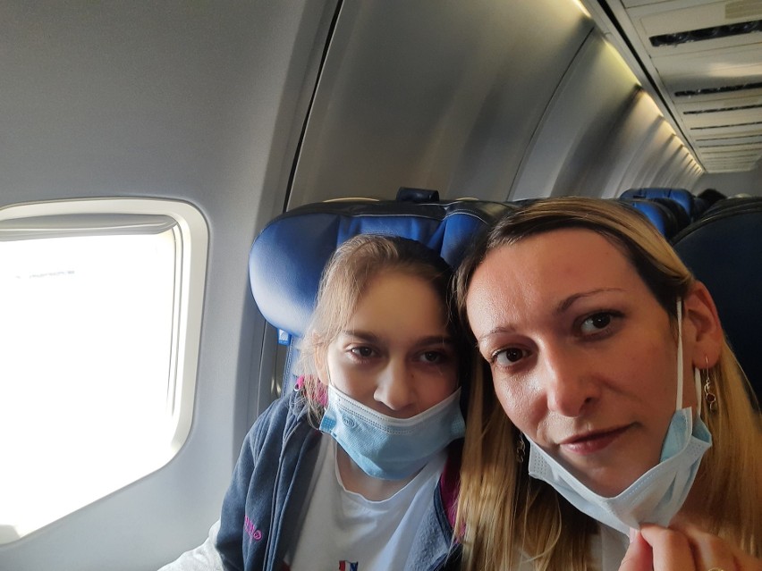 Weronika podczas powrotu samolotem do Polski z mamą...