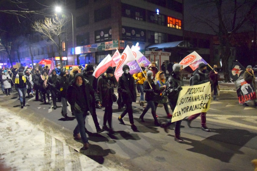 Kolejny protest kobiet w Kielcach pod siedzibą Prawa i Sprawiedliwości. Maszerował tłum, mnóstwo młodzieży [ZAPIS TRANSMISJI]