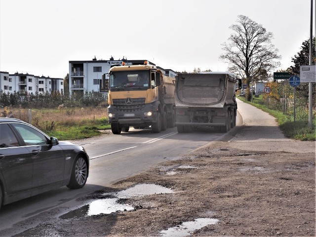 Czytelnicy alarmują: ciężki sprzęt z budowy trasy S11, trasy S6, a nawet z terenu Galerii Emka, niszczy drogi w mieście i w powiecie.