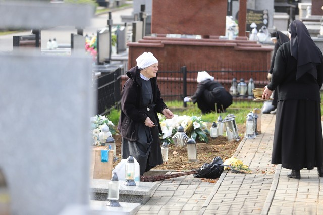 Na cmentarzu komunalnym w Sandomierzu trwają przygotowania do święta Wszystkich Świętych.