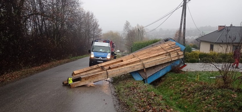Wypadek ciągnika rolniczego przewożącego drewno w Buczynie,...