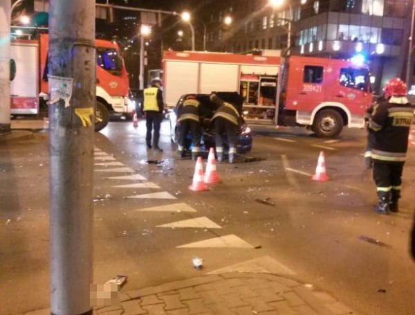 Wypadek na skrzyżowaniu Powstańców Śląskich i Swobodnej. Bus zderzył się tam z samochodem osobowym.