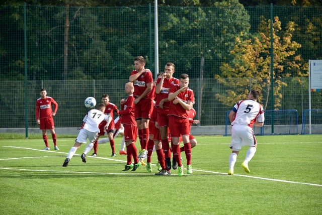 Piłkarzom BKS Jagiellonia (na czerwono) zabrakło w Sejnach skuteczności.