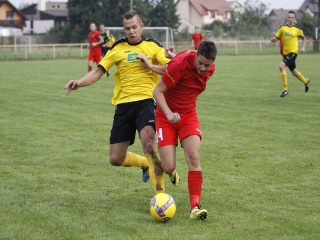 O piłkę walczą Łukasz Sobczyk ( w żóltej koszulce) i Mateusz Szwarga