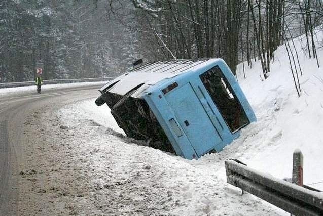 Mundurowi ustalili, że autosanem jechało 39 osób, głównie uczniowie szkół ponadgimnazjalnych. Na szczęście nikomu nic się nie stało.