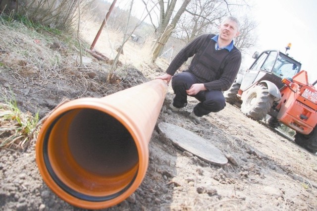 Mieczysław Działański z Gręboszowa: - Dla nas kanalizacja to luksus i nadzieja na rozwój gospodarczy miejscowości. (fot. Tomasz Dragan)