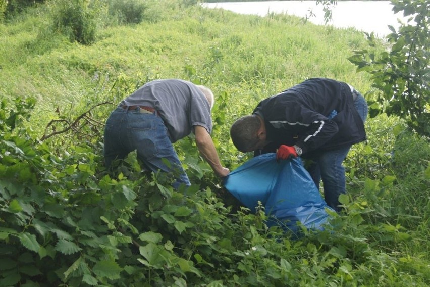 Wędkarze i pensjonariusze DPS sprzątali nabrzeże Narwi