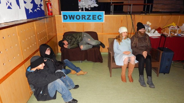 Spektakl "Wigilijna ulica" wystawiła młodzież w ośrodku kultury w Małym Rudniku. Rozstrzygnięto też konkurs na szopki bożonarodzeniowe.