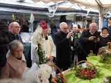 Metropolita krakowski ks. abp Marek Jędraszewski święcił pokarmy na placach Nowy Kleparz i Stary Kleparz i przy Bazylice Mariackiej