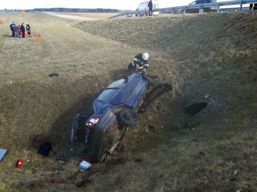 Wypadek na obwodnicy Szczuczyna. Opel staranował barierki i spadł ze skarpy (zdjęcia)