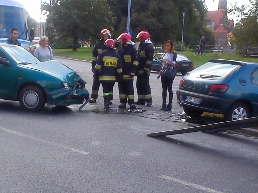 Wypadek na Drobnera, auto na torowisku. Tramwaje jechały objazdem (ZDJĘCIA)