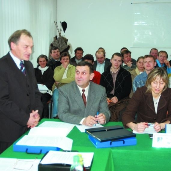 - Nie likwidujmy szkoły w Masiach jeszcze ze trzy lata. Choć to marna szkoła - stwierdził radny Tekień, czym zaskoczył słuchaczy.