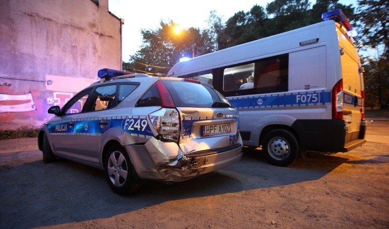Policjanci ranni w wypadku na Bałutach [zdjęcia]