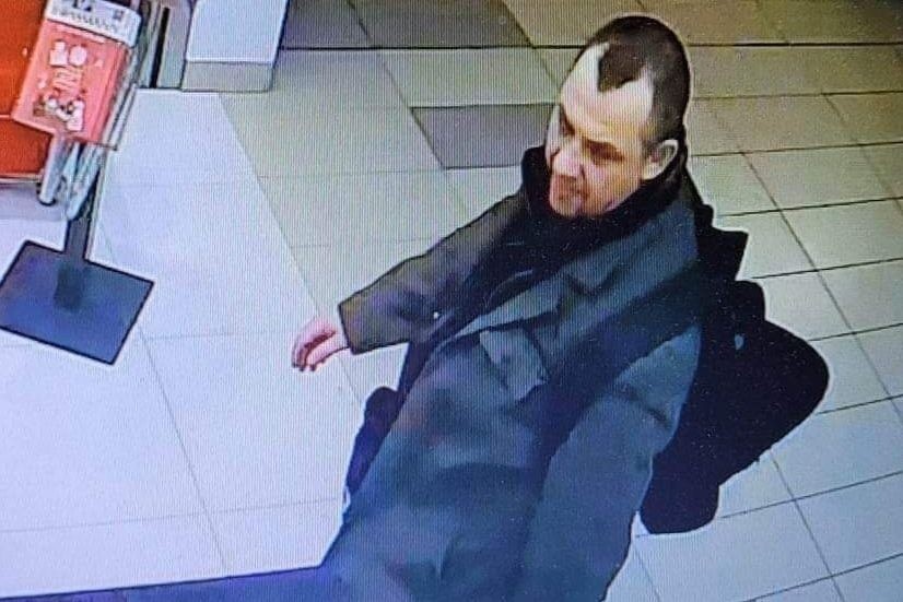Ukradł perfumy i pobił ochroniarza sklepu w Sosnowcu. Policja poszukuje sprawcy. Czy znasz tego mężczyznę? 