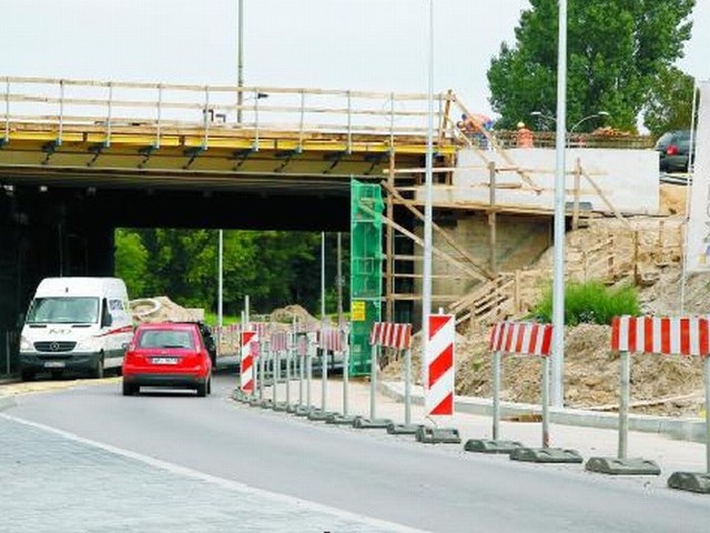 Remont najbardziej newralgicznego miejsca &#8211; wiaduktu na ul. Dąbrowskiego &#8211; ma się zakończyć w listopadzie