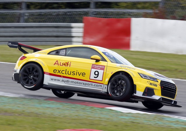 Audi TT Sport ma moc 310 KM. Dodatkowe 30 KM kierowca uzyskuje po przyciśnięciu przycisku push-to-pass. Na zdjęciu: Turek Kaan Önder na torze Nuerburgring.