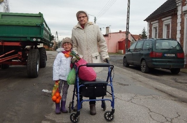 Maria Rudacka wybrała się z wnuczką na zakupy. - Decyzja rad-nych w sprawie podwyżki jest słuszna. Ludziom żyje się źle - mówi.