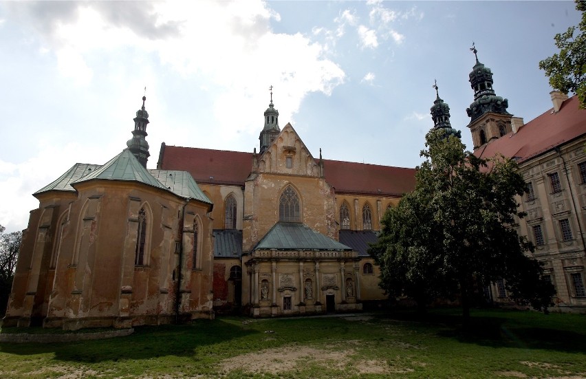 Monumentalny zespół klasztorny w Lubiążu warto obejrzeć...