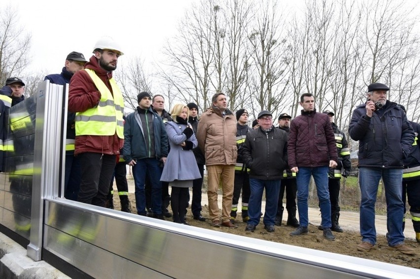 Przenośne zabezpieczenie przeciwpowodziowe na Wiśle w Tarnobrzegu. Będą rozstawiać aluminiową zaporę 