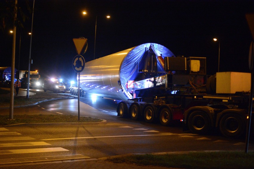 Transport dużych elementów turbin wiatrowych ulicami Grudziądza [zdjęcia, wideo]