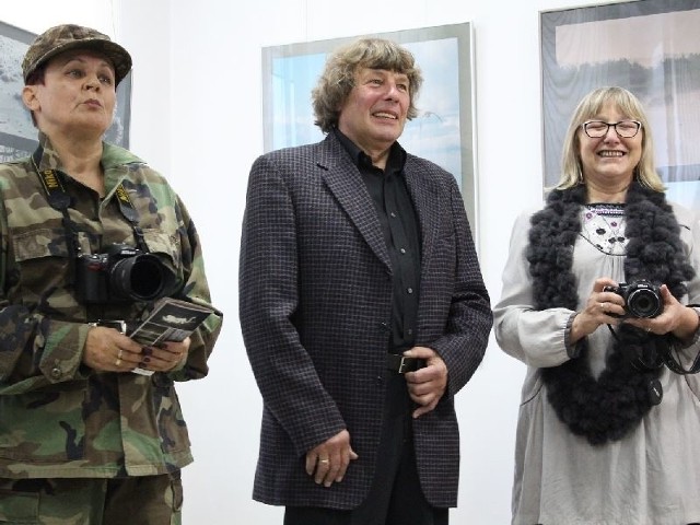 Wernisaż wystawy w Centrum Wikliniarstwa. Na zdjęciu od lewej dyrektor placówki Krystyna Wójcik, Krzysztof Celuch i Maja Celuch.