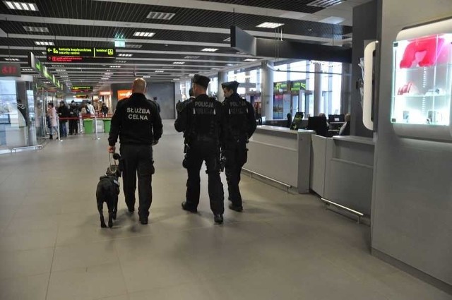 Podczas szczytu klimatyczngo ONZ w Katowicach w Międzynarodowym Porcie Lotniczym Katowice w Pyrzowicach działa wielu policjantów, funkcjonariuszy Krajowej Administracji Skarbowej i straży granicznej