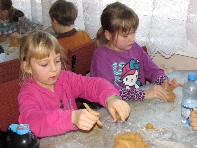 Zajęcia z lepienia z gliny sprawiły dzieciom dużo radości