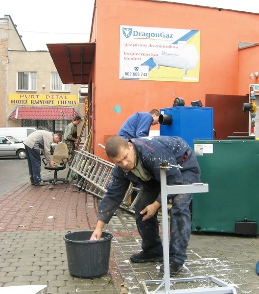 W sklepie przy ul. św.Wojciecha trwa wielkie sprzątanie. Trzeba obmyć z sadzy to, co udało się ocalić.