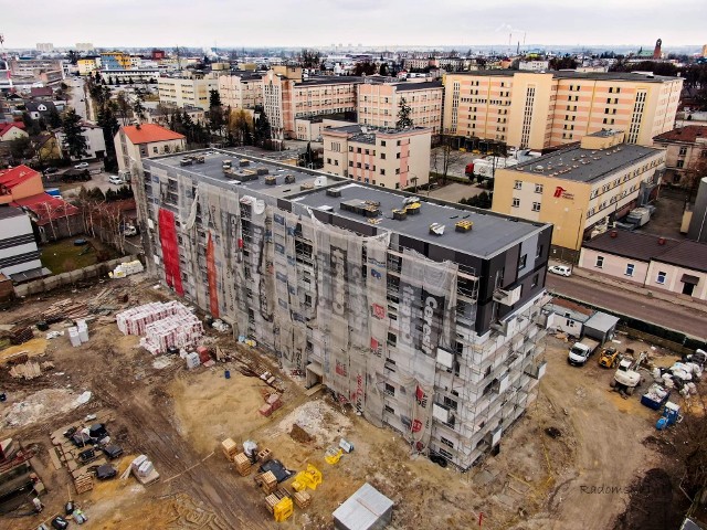 Przy ulicy Tytoniowej wykonawca prowadzi jeszcze prace przy elewacji nowych bloków, trwają też prace wykończeniowe wewnątrz budynków. Całość ma być gotowa do końca tego roku.