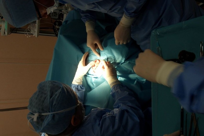 Chirurdzy z Konina wszczepili implanty słuchowe... pod skórę pacjenta